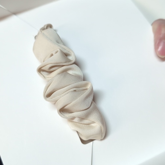 Zara satin  double flower scrunchie beige NWT - Picture 4 of 4